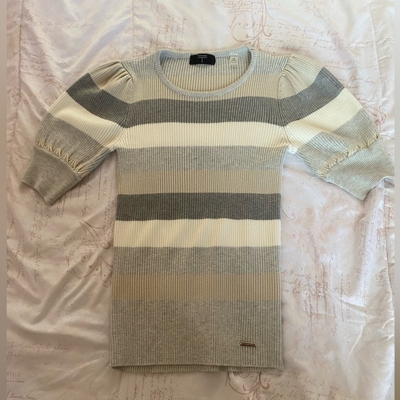 Grey, dark grey, white and a neutral silver. - Picture 2 of 4